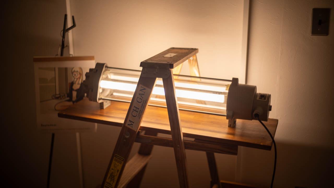 Amazonで見つけたLEDの“蛍光灯”が、部屋を無骨でちょっといい感じにしてくれた話