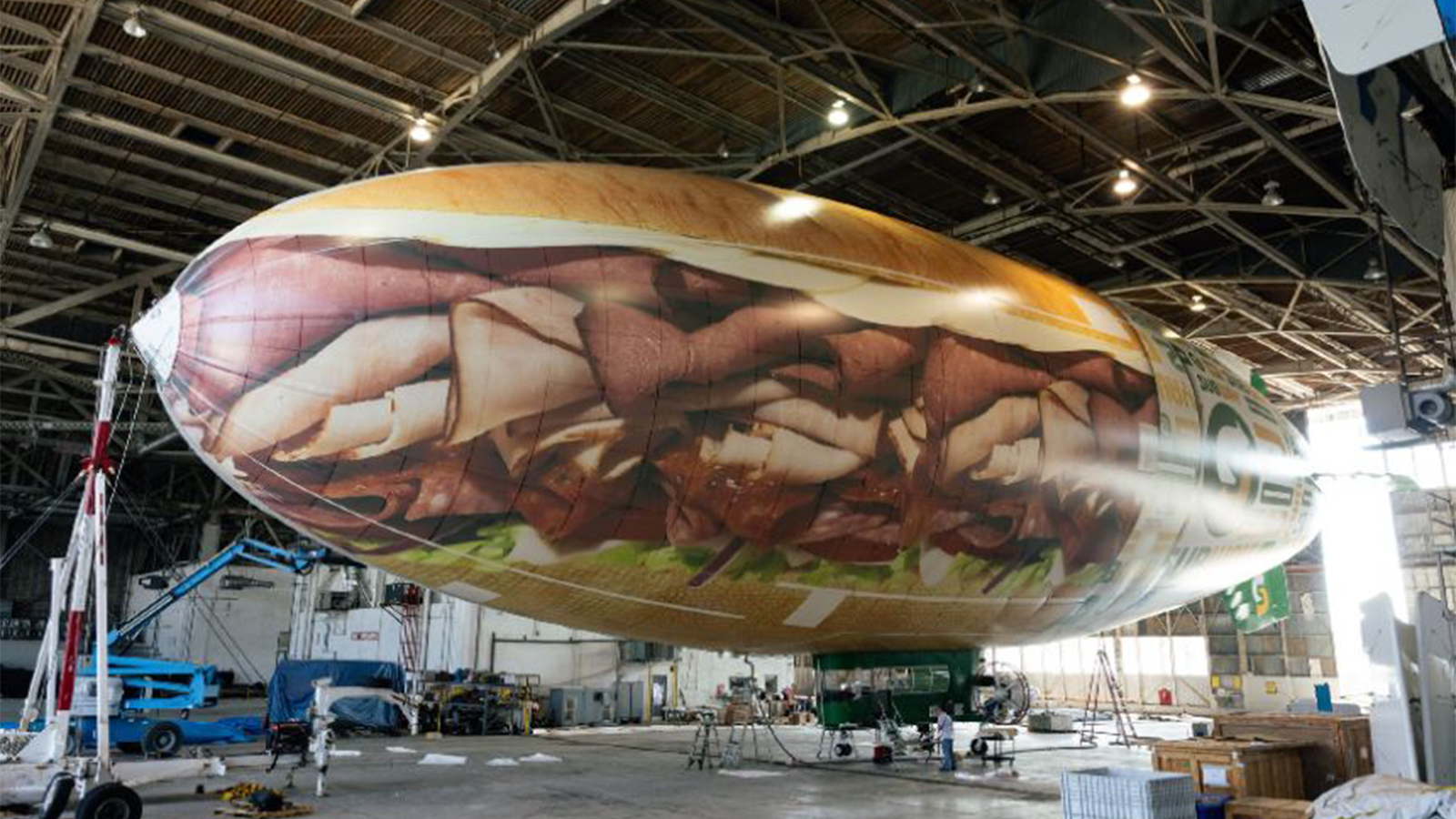 天空でサンドイッチはいかが？ サブウェイが巨大な｢空飛ぶレストラン｣を展開